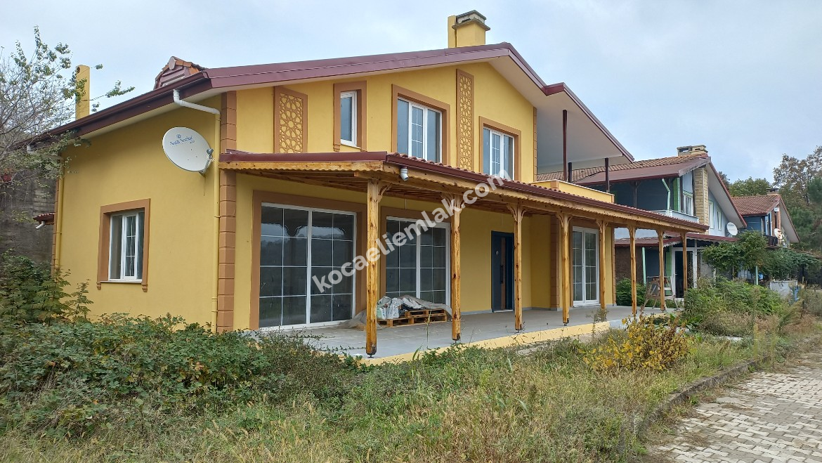 İzmit Çubuklu Osmaniye Mh. 5+1 245 m2 Site İçi Satılık Villa